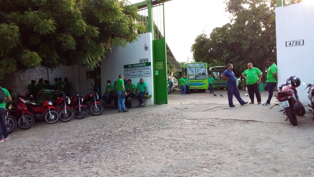 Motoristas e cobradores do Consórcio Theresina fazem paralisação e parte da capital fica sem ônibus
