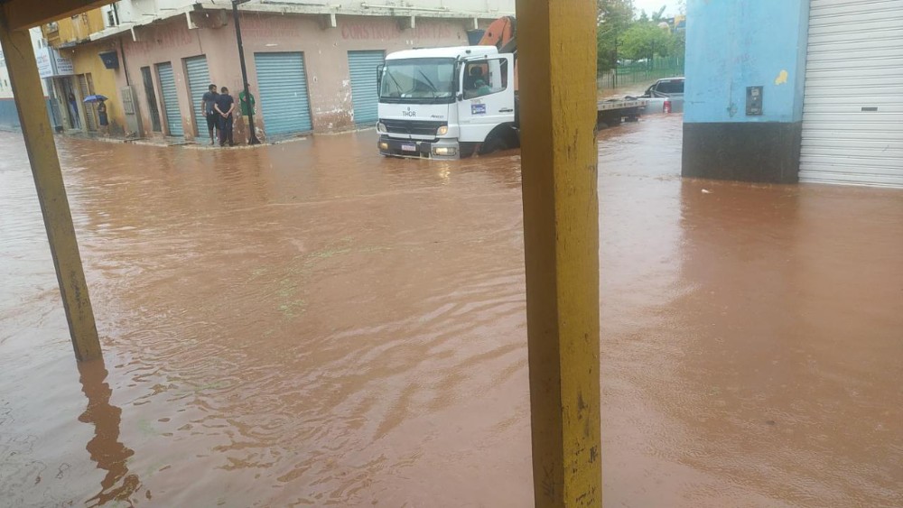 Forte chuva deixa ruas alagadas em Picos
