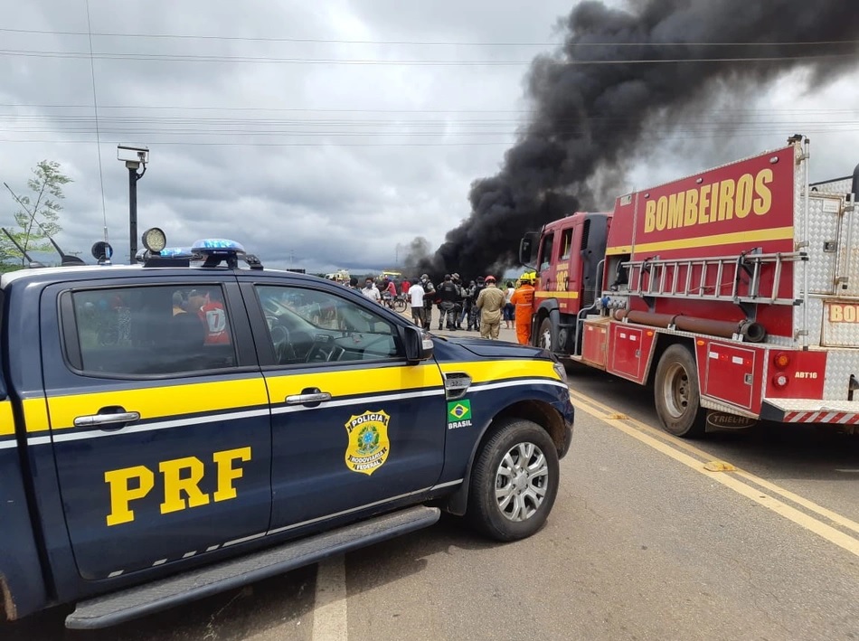 Manifestantes bloqueiam BR 343 em Piripiri após morte de mulher em acidente
