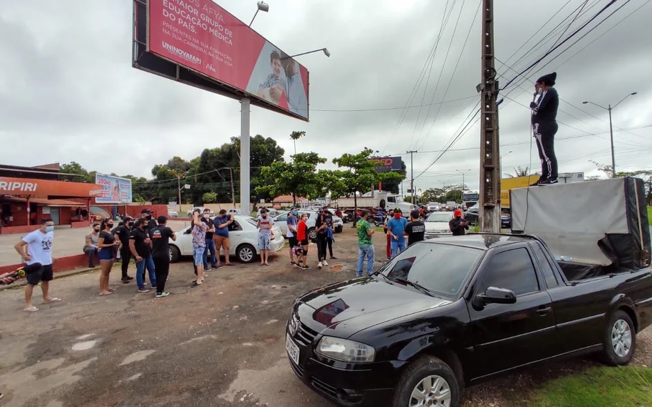 Artistas bloqueiam a Ladeira do Uruguai em Teresina durante protesto
