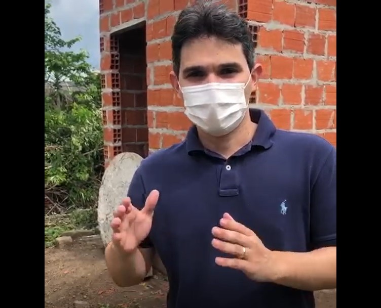 Prefeito Júnior Ribeiro acompanha obra de saneamento básico na zona rural de São Gonçalo do Piauí