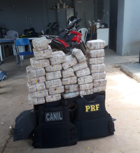 Homem é preso com maconha escondida dentro de um carro em Picos