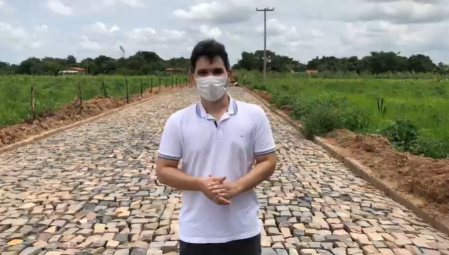 Prefeito Júnior Ribeiro acompanha obra de pavimentação na zona rural de São Gonçalo do Piauí