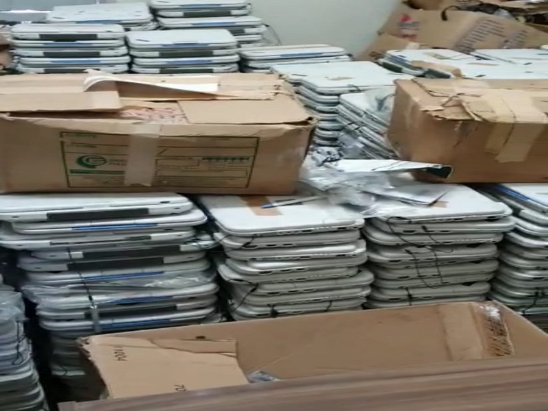 Secretaria de Educação encontra milhares de tablets abandonados em depósitos