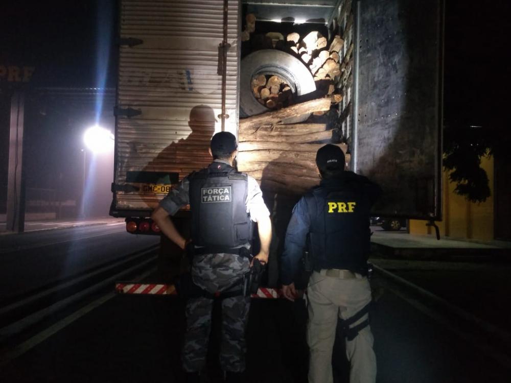 Força Tática e Polícia Rodoviária Federal apreendem carga ilegal de madeira em Valença