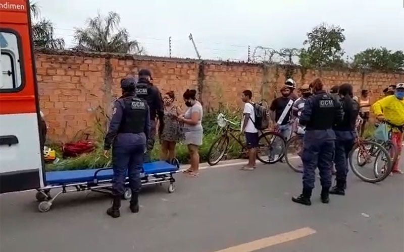 Bandidos usam corda para derrubar motoqueiro e realizar assalto em Teresina