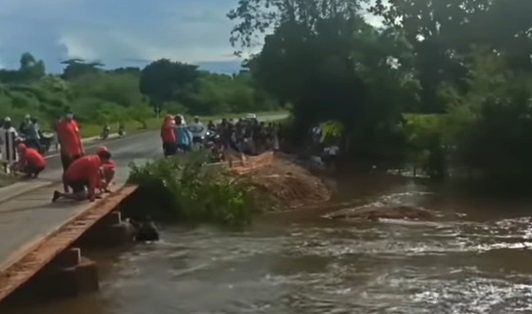 Corpo de Bombeiros faz buscas por jovem que desapareceu nas águas de riacho após acidente de moto