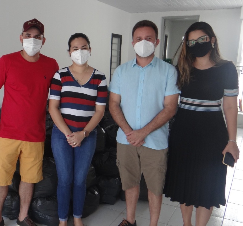 Assistência Social realiza a entrega de cestas básicas e chocolates para famílias carentes