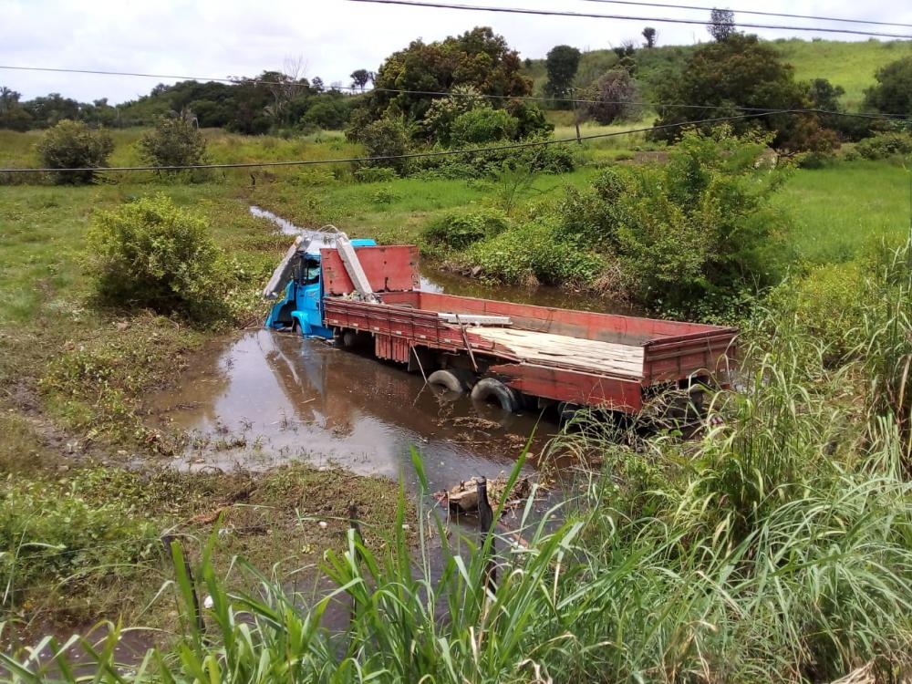 Motorista perde controle de caminhão e cai dentro de córrego na zona rural de São Pedro 