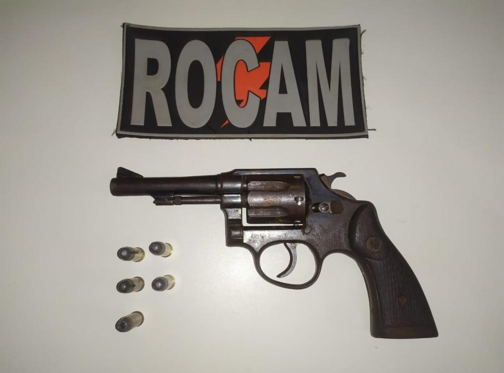 Homem é conduzido à delegacia por posse ilegal de arma de fogo em Picos