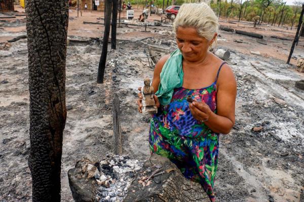 Famílias desabrigadas por incêndio estão em galpão e precisam de ajuda