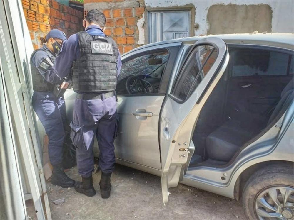 Mulher com carro roubado derruba muro de residência e abandona o veículo em Teresina