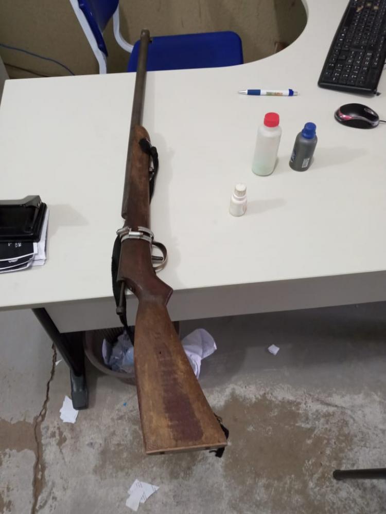 Polícia conduz homem à delegacia por violência doméstica e posse ilegal de arma de fogo em Picos