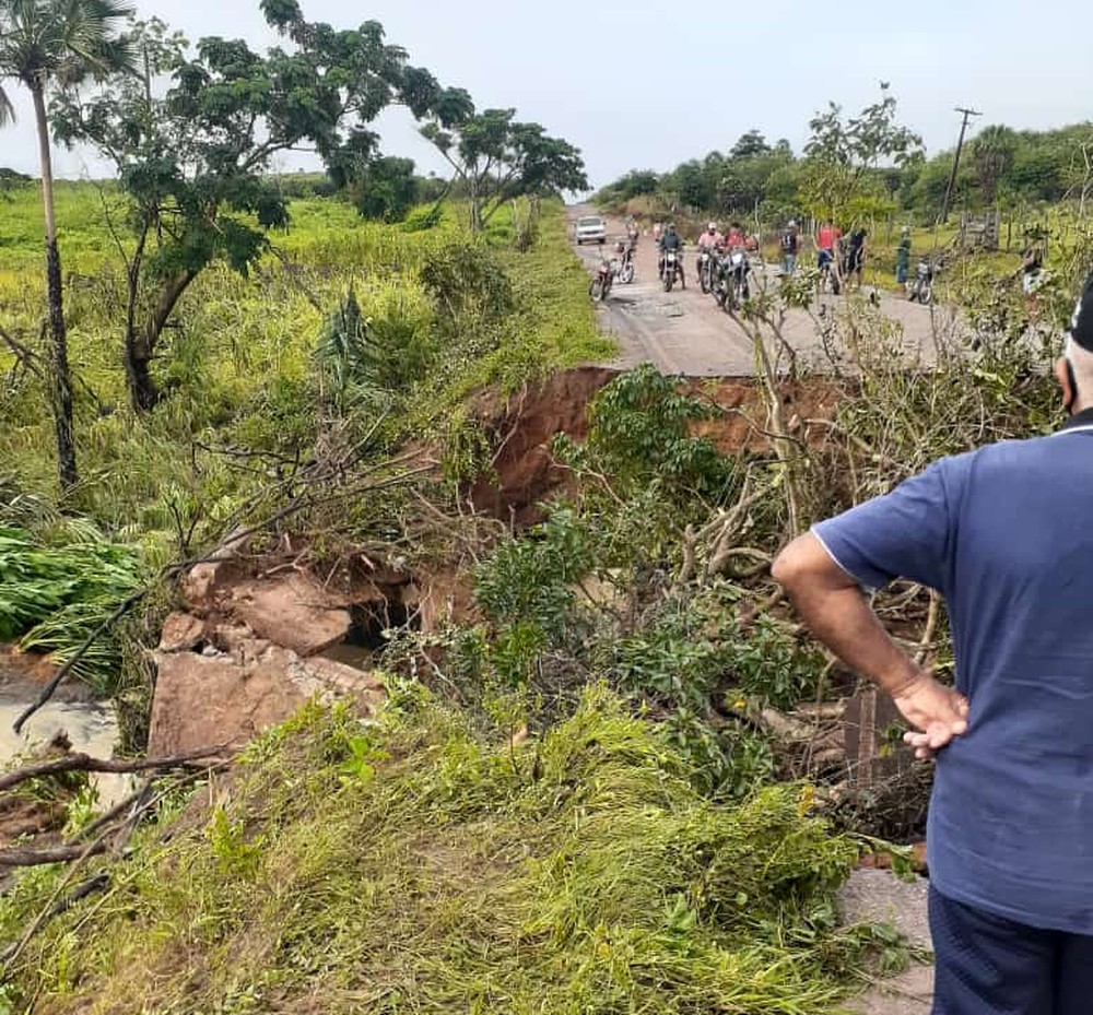 Açude rompe e destrói trecho da PI-214; um motociclista caiu no buraco que se abriu na rodovia