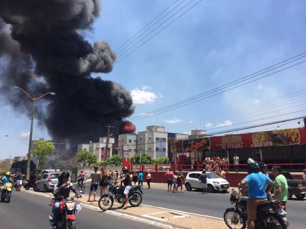 Veículos pegam fogo e provocam incêndio na zona sul de Teresina