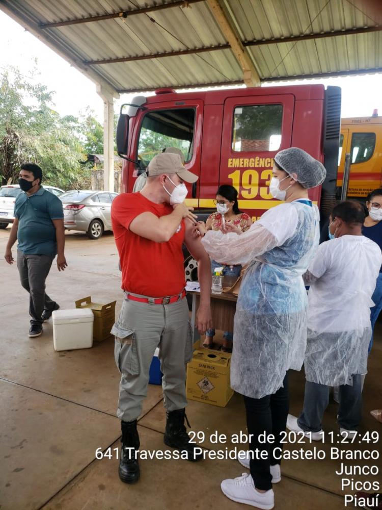 Bombeiros de Picos recebem segunda dose da vacina contra o coronavírus