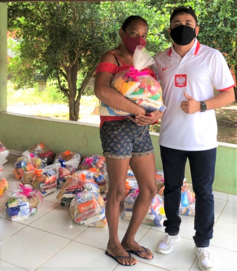 Policial civil faz doação de cestas básicas em Hugo Napoleão