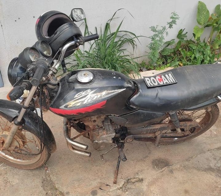 Motocicleta sem placa e com chassi raspado é encontrada em Picos