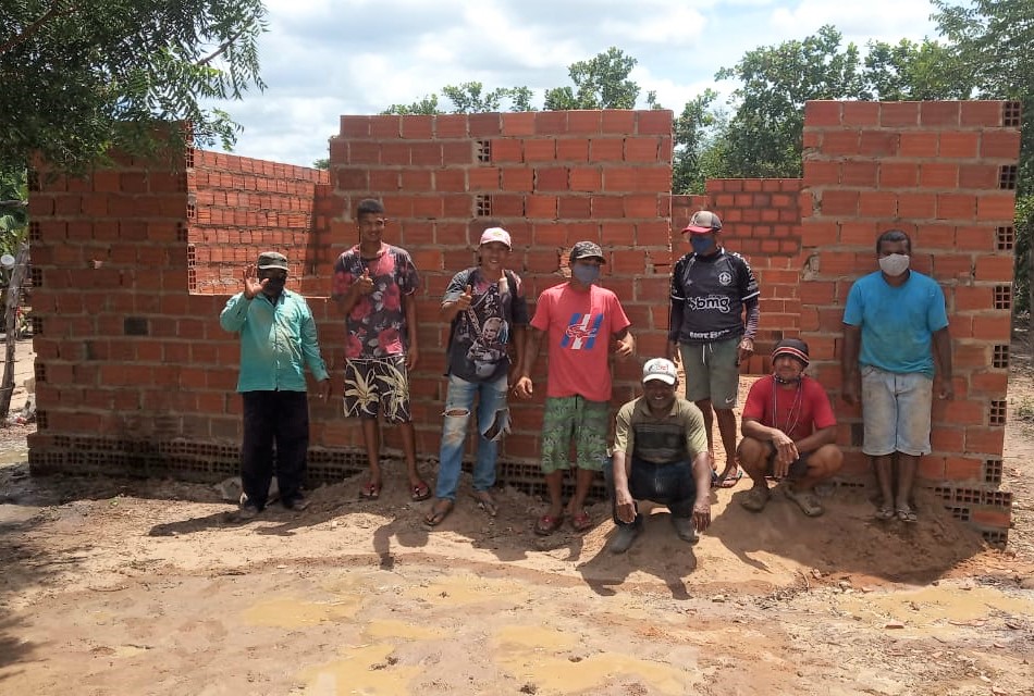 Em Hugo Napoleão, amigos formam mutirão para ajudar construir residência de família carente