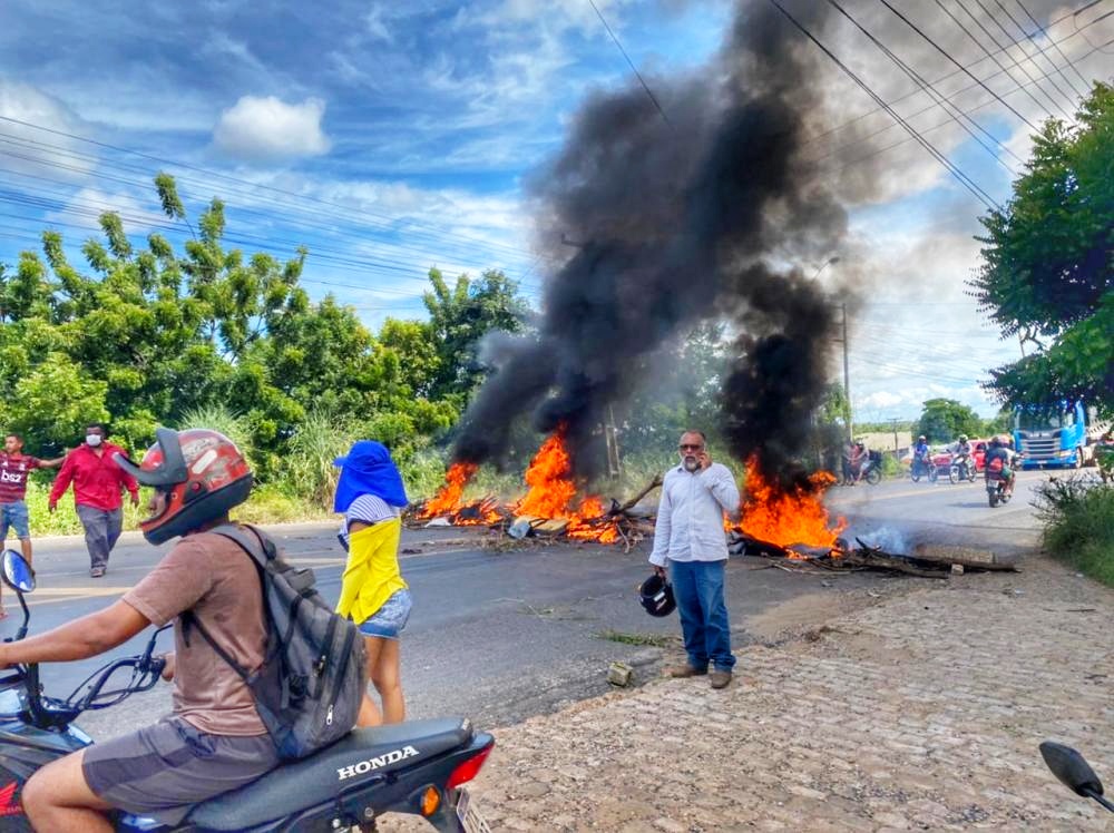 Moradores da ocupação do terreno 'Grupo Claudino' realizam manifestação na BR 316 em THE