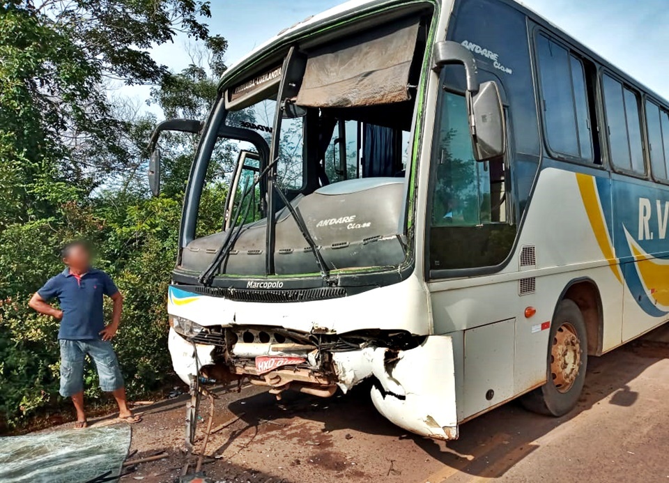 Colisão frontal entre ônibus e caminhão deixa feridos em Buriti dos Lopes