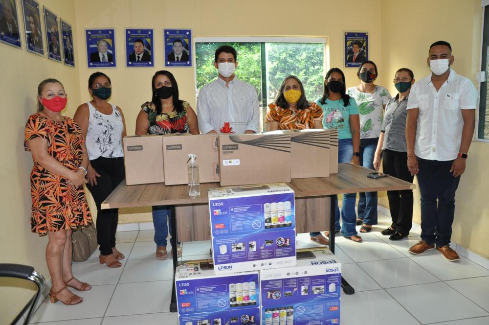 Prefeitura de Hugo Napoleão entrega novos equipamentos de informática para a Educação do município