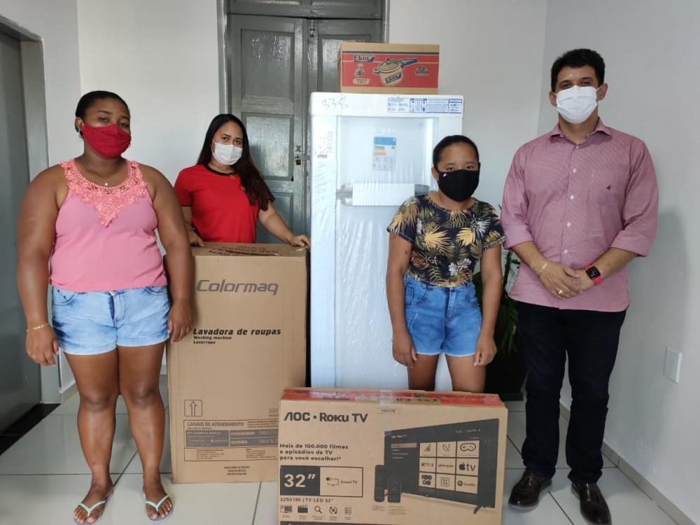 Prefeitura de Hugo Napoleão faz entrega de prêmios sorteados na Live de homenagem às Mães