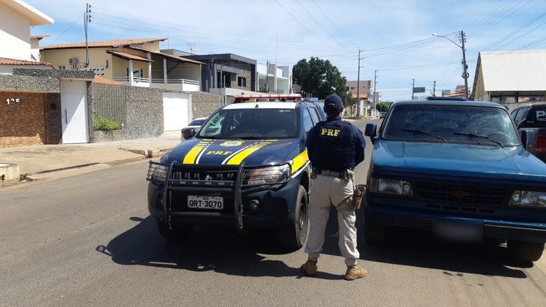 PRF recupera na BR 316 em Picos veículo furtado em Caxias/MA 