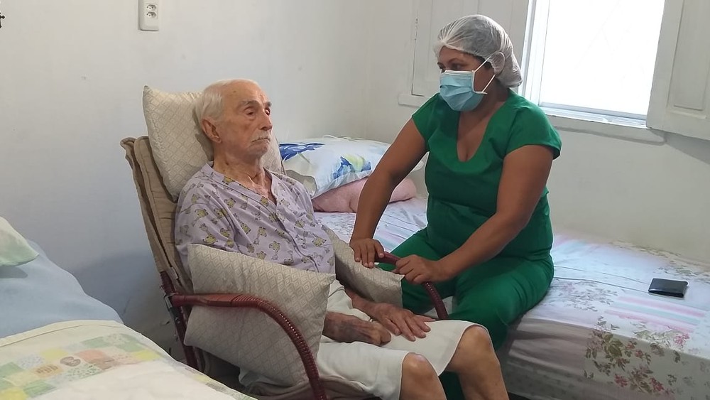 Idoso de 104 anos recebe alta de hospital após se recuperar da Covid-19 em Teresina