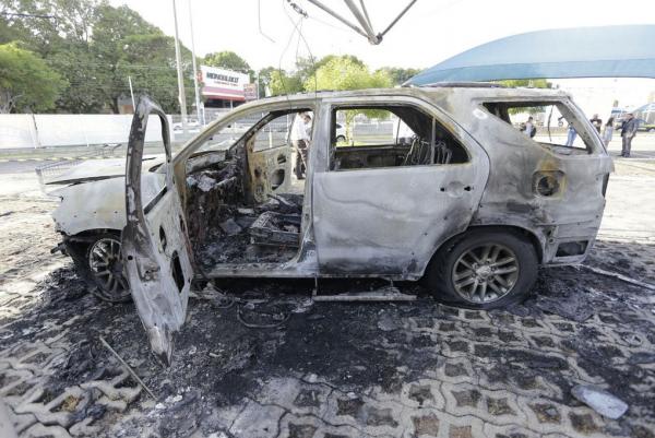 SW4 pega fogo no estacionamento do Hiper Bompreço em Teresina