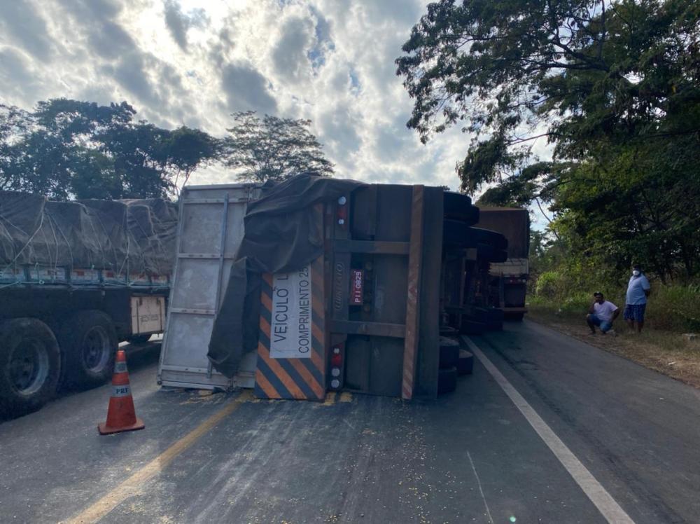 Caminhão em alta velocidade tomba e espalha carga de milho na BR-343
