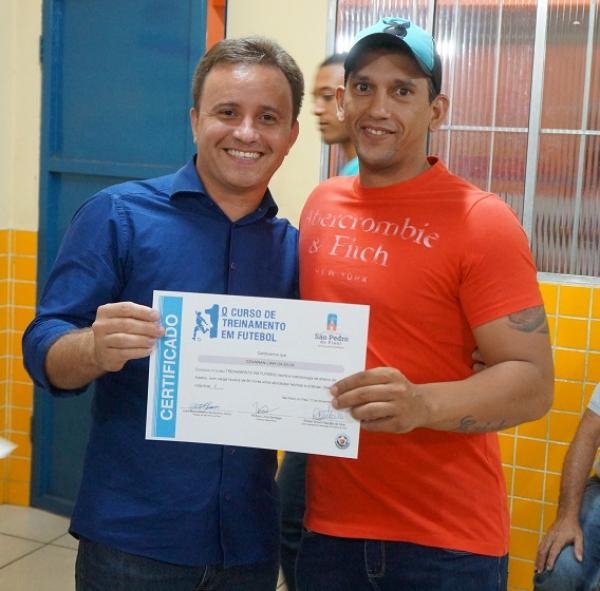Prefeito Junior Bill entrega certificados para instrutores esportivos