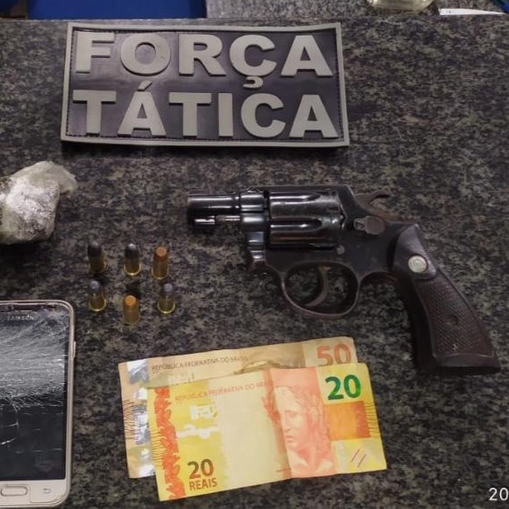 Força Tática prende homem com revólver em Piripiri