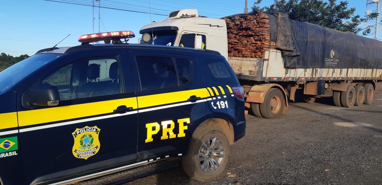 PRF realiza fiscalização em veículos e apreende carregamento de madeira ilegal na BR 316 em Picos