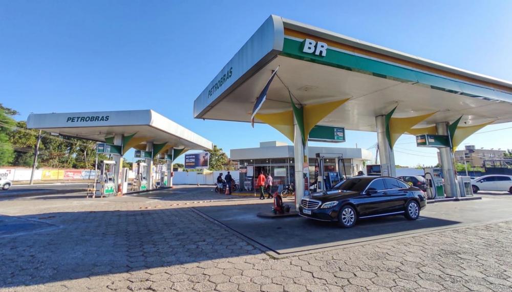 Bandidos sequestram frentista e arrombam cofre de posto em Teresina