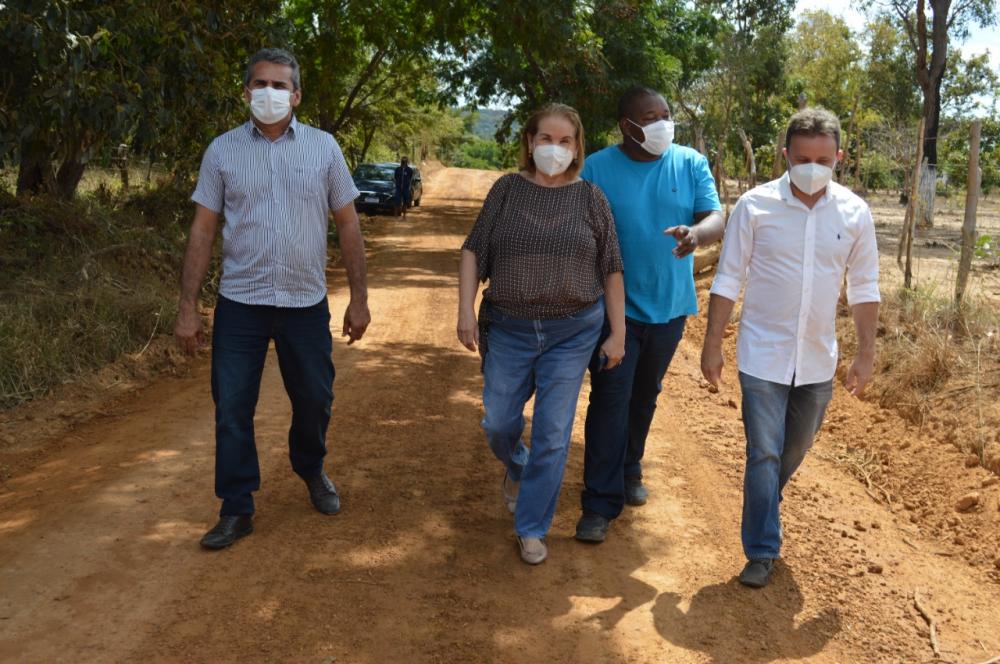 Prefeito Junior Bill visita obra de restauração de estrada na zona rural do município