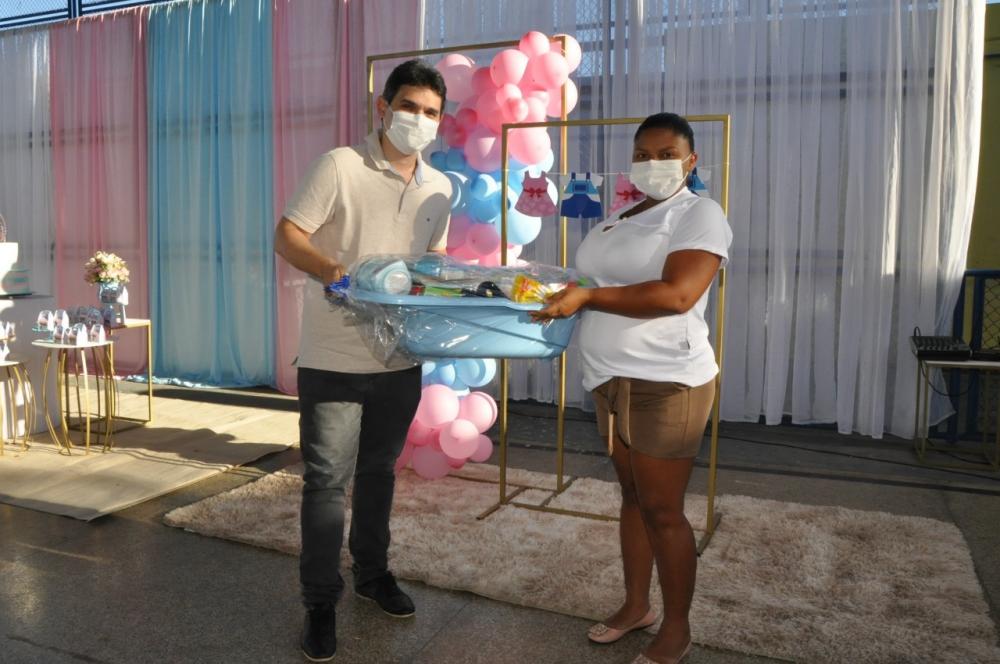 Prefeitura de São Gonçalo entrega kits enxoval às gestantes do município