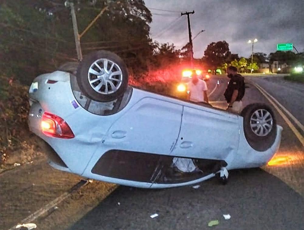Motorista de 32 anos derruba poste e capota veículo na BR 343 em Teresina