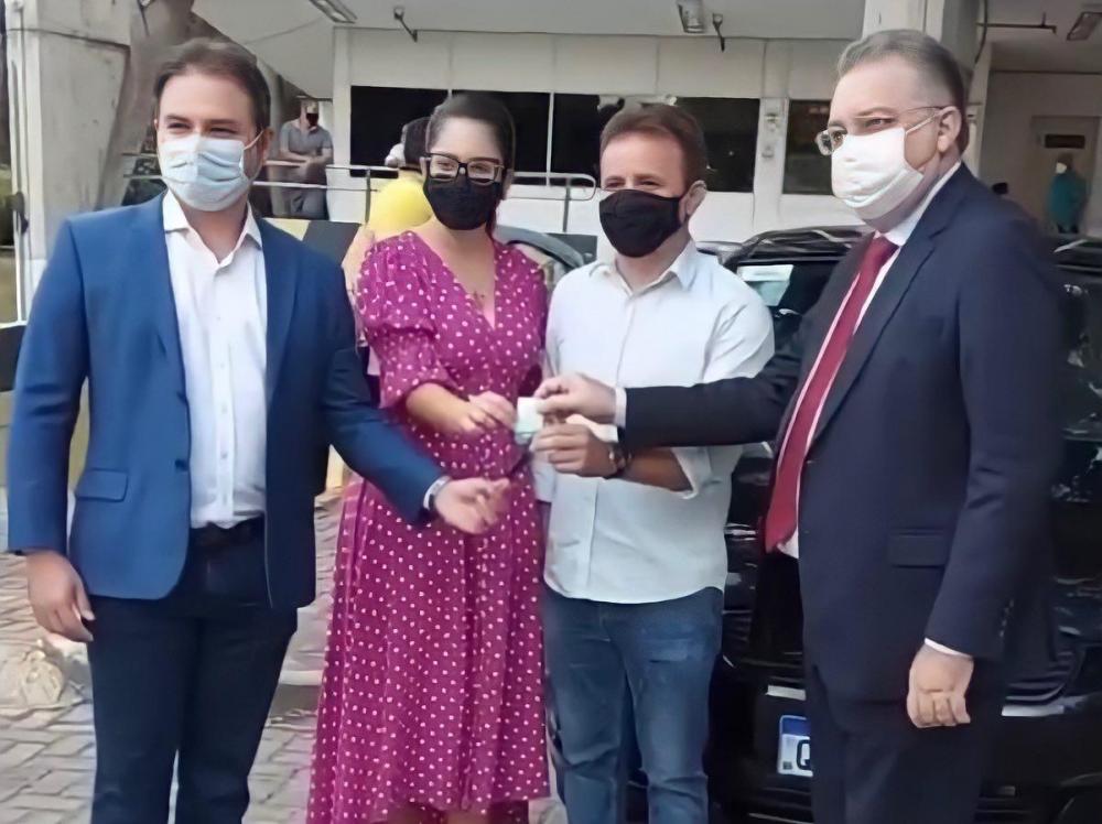 Prefeito Júnior Bill recebe novo veículo destinado a Secretaria Municipal de Saúde 