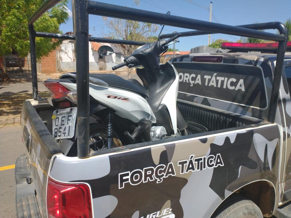 Motocicleta apreendida pela polícia em poder do suspeito (Imagem: Divulgação/PM)