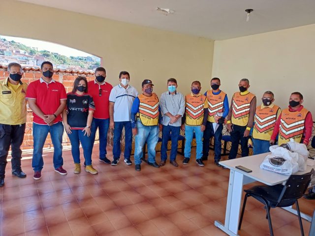 Secretaria de Trânsito entrega novos coletes para mototaxistas