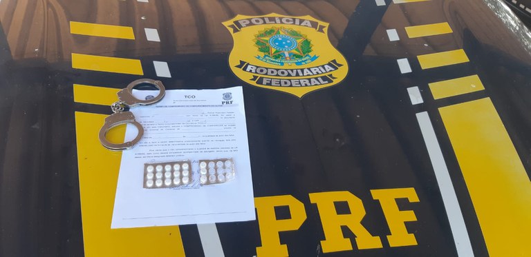 PRF autua caminhoneiro por estar portando anfetaminas para consumo na BR 316, em Picos