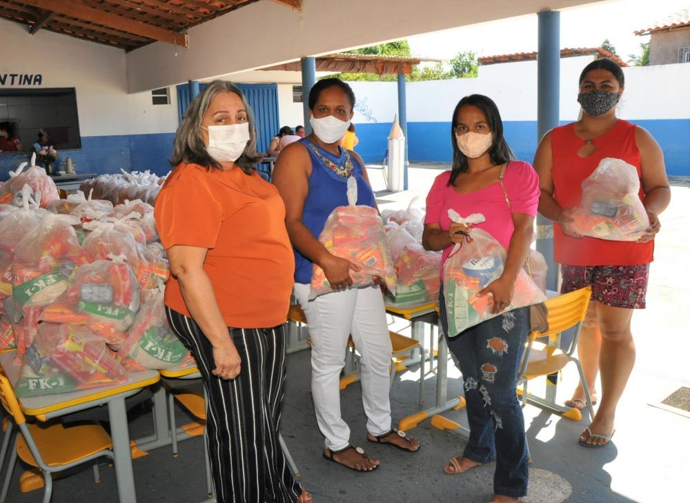 Hugo Napoleão distribui mais de 700 kits de alimentação escolar para os alunos da rede municipal
