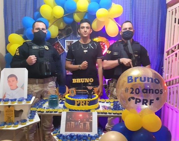 Jovem fã da PRF recebe visita surpresa de policiais em seu aniversário de 20 anos