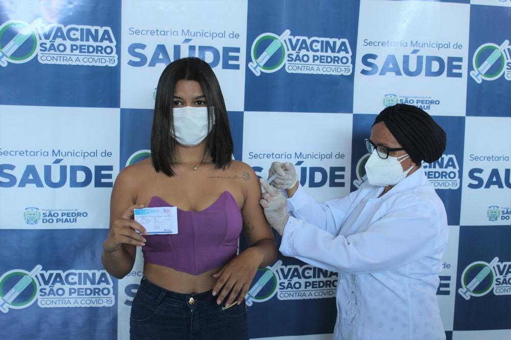 São Pedro do Piauí inicia vacinação de adolescentes de 17 anos contra a Covid-19 