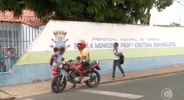 Em THE, estudante tenta esfaquear professor na sala de aula após ser pega ‘colando’