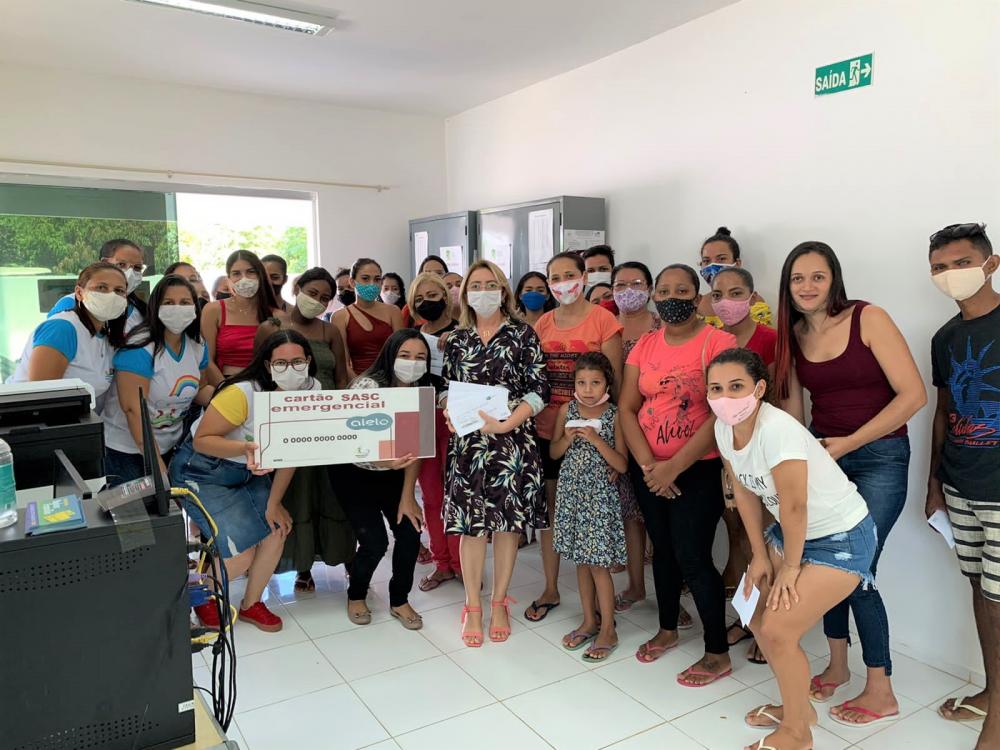 Prefeitura entrega Cartão Sasc Emergencial para 32 famílias em Hugo Napoleão