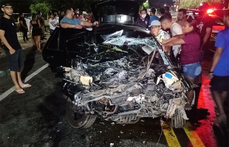 Acidente entre carro e ônibus de turismo deixa casal preso às ferragens na BR 343