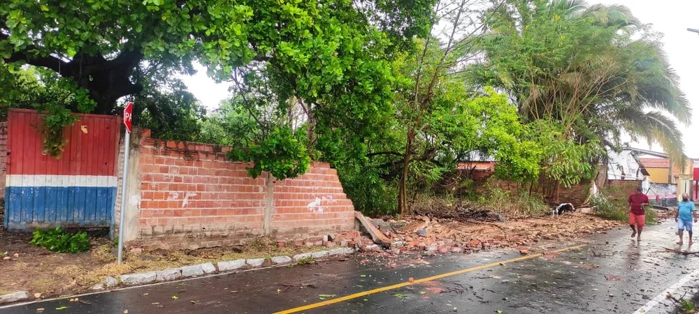 Forte chuva derruba muros, barracas e telhados de casas em Monsenhor Gil