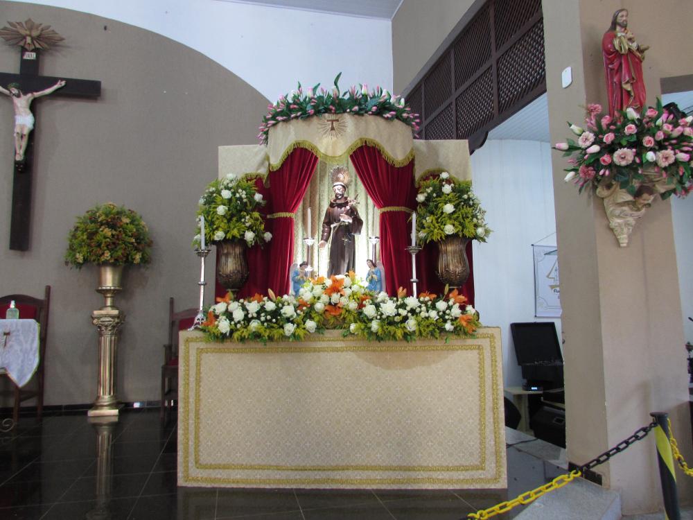 Fiéis participam de missa em devoção a São Francisco de Assis em Picos